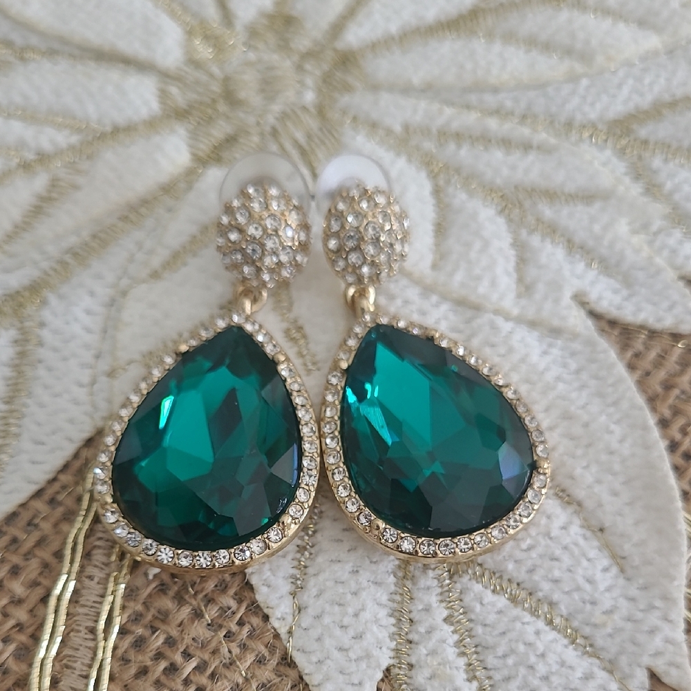 Elegant Emerald Green Teardrop Earrings with Rhinestones